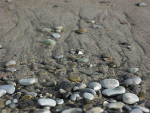 800px-Beach_stones_and_sand